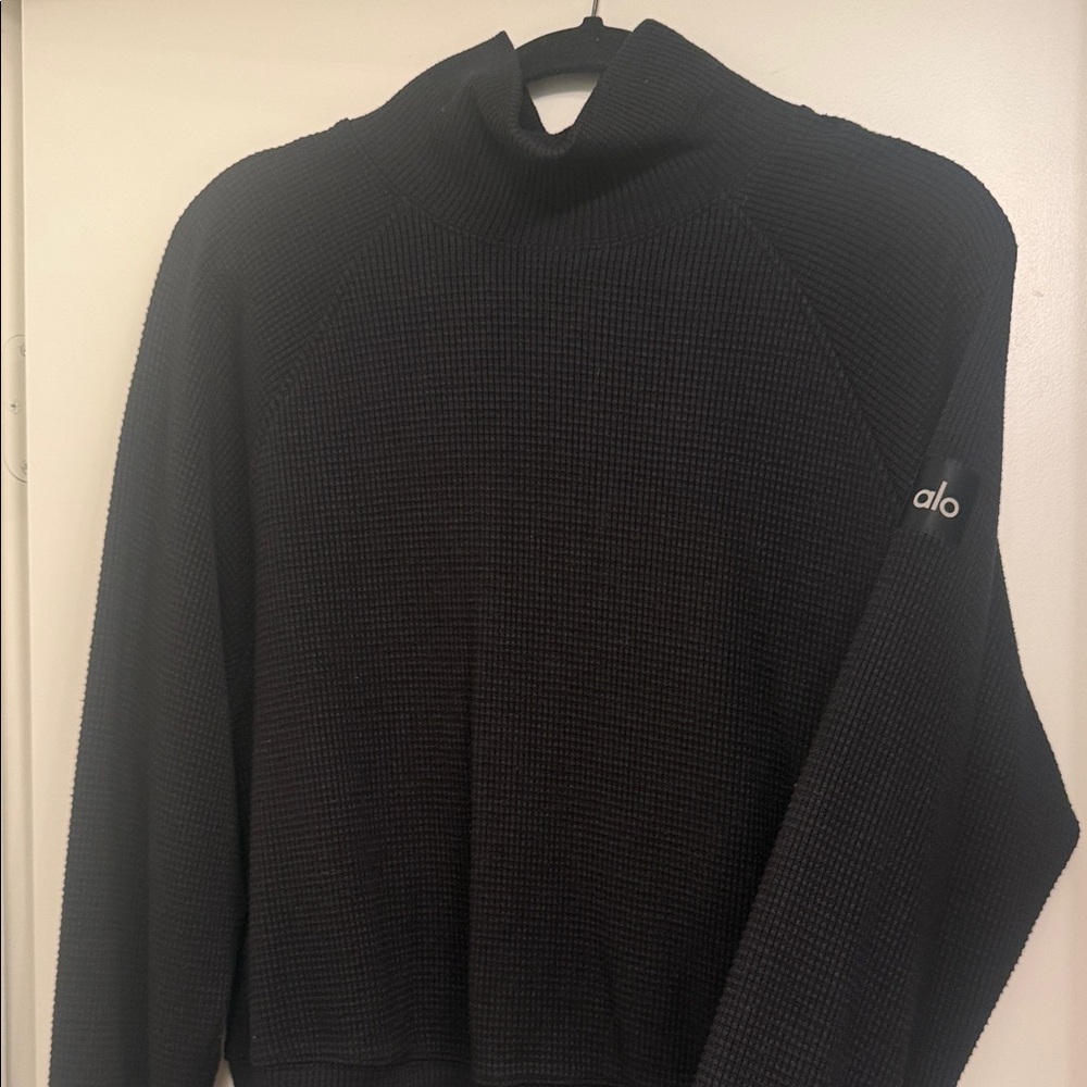 ALO Yoga women hazy mock neck pull over Sweater size MEDIUM